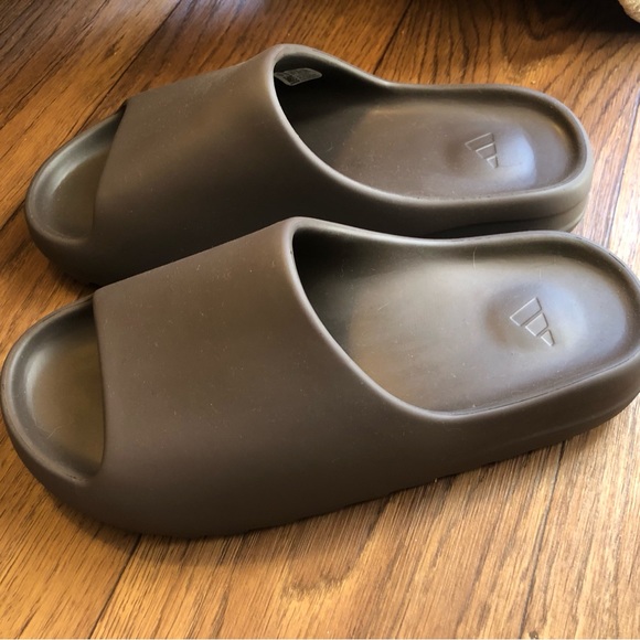 YEEZY SLIDE SIZE 12 BRAND NEW IN BOX DARK BROWN SOOT SANDAL BY ADIDAS - Picture 2 of 9
